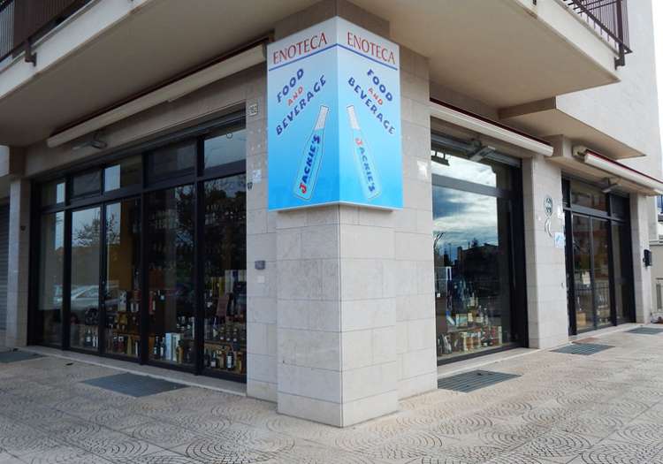 Oltre 200 mq di Esposizione di Bevande lisce, gassate o alla frutta, Alcolici, Distillati, Liquori, Vini, Prosecchi e Spumanti, delle migliori marche, italiane ed estere.