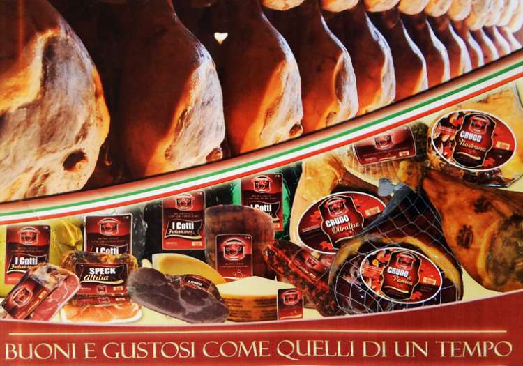 Curiamo ogni dettaglio: dalla scelta delle migliori Carni, alla Stagionatura fino al Confezionamento.