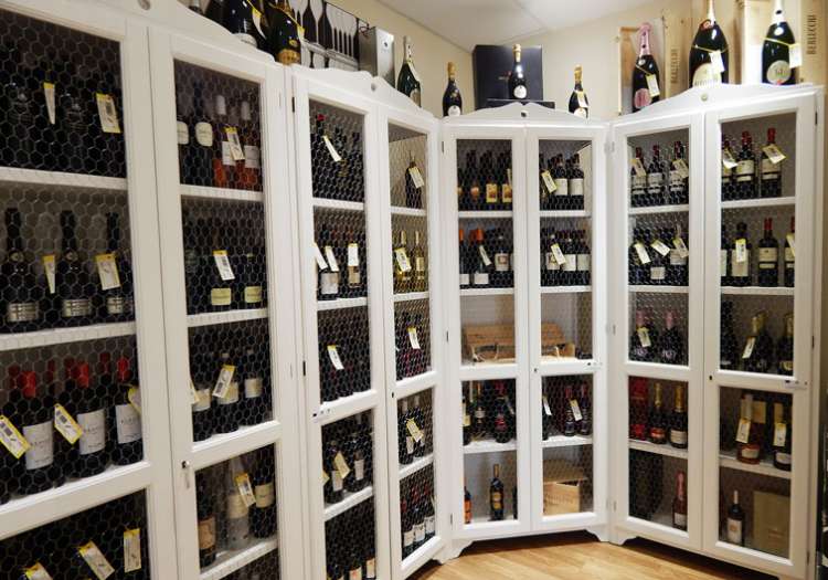 Reparto Vini, Prosecchi e Spumanti. Una stanza a temperatura controllata per mantenere intatte tutte le caratteristiche che un buon vino deve avere.