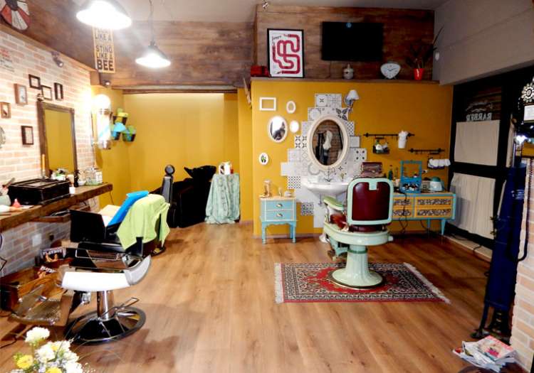 Sala Acconciatura e Shampo con Postazione Barba su Poltrona del 1920 restaurata.