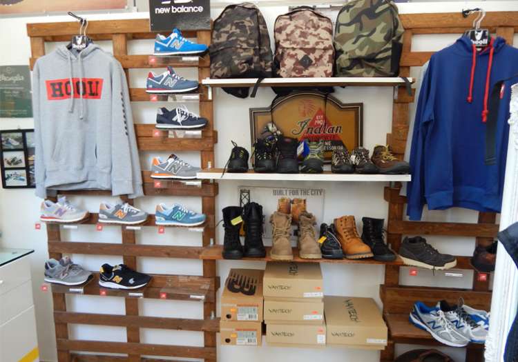 Scarpe, Felpe, T-Shirt, Zainetti.