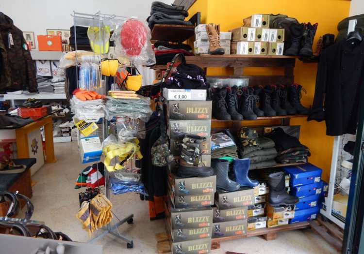 Stivali, Scarpe con Puntali, Guanti, Caschi, Ginocchiere e tutto ciò che serve per la tua sicurezza sul Lavoro.