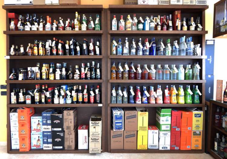 Vasta scelta di Distillati e Liquori Aromatici.