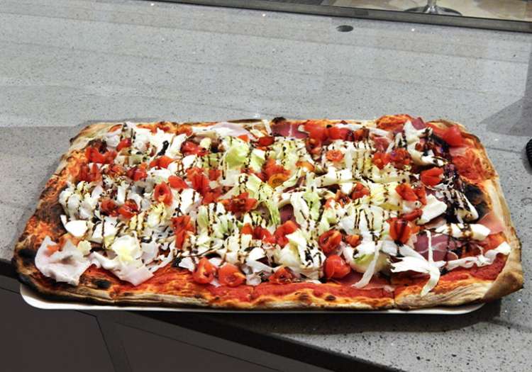 Pizza Rettagolare: nelle versioni Calde o Fredde, sono l'ideale per i vostri Buffet, Feste o Cene in genere.